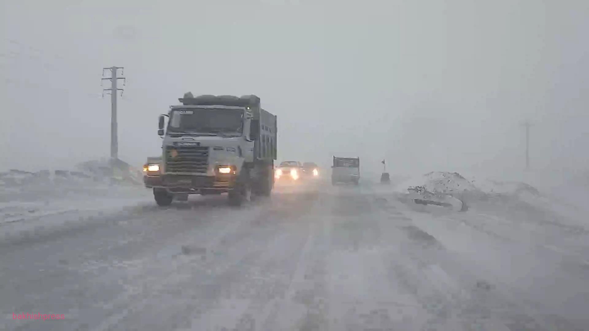 بارش برف و مه آلودگی دید افقی را در محور‌های مواصلاتی سراب به کمتر از ۱۰ متر کاهش داد.