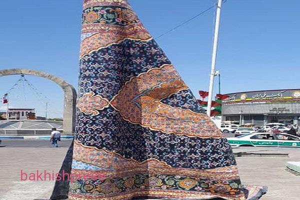 آماده سازی و نصب المان فرش تبریز در میدان نماز