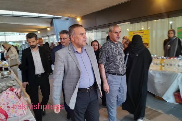 بازدید شهردار منطقه8، از نمایشگاه صنایع دستی در میدان شهید بهشتی