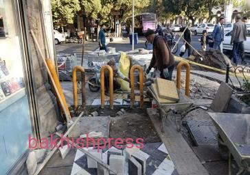 ادامه عملیات سنگفرش پیاده رو های خیابان امام خمینی 